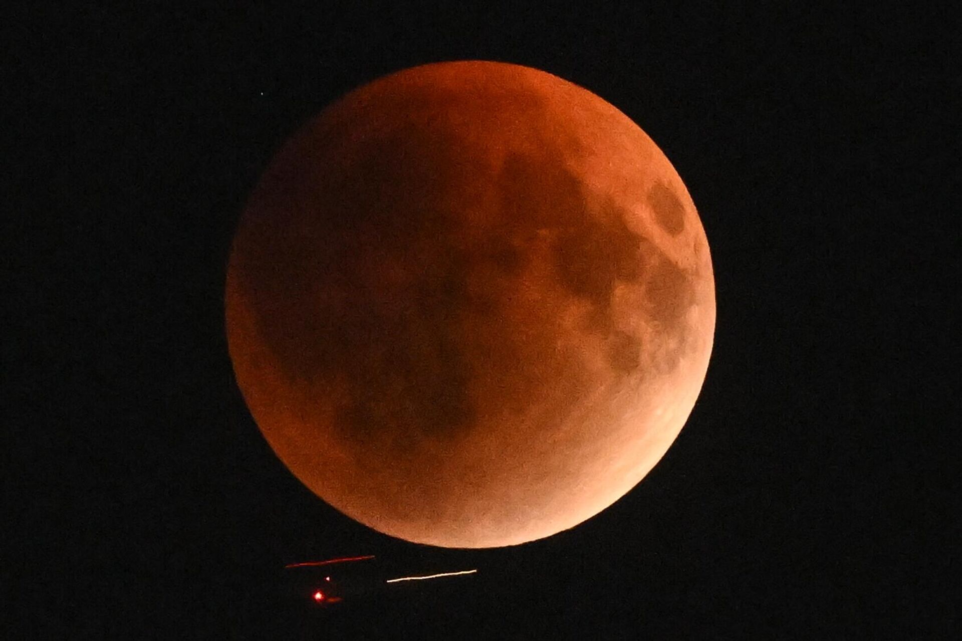 Полное лунное затмение в Москве - Sputnik Казахстан, 1920, 01.01.2026