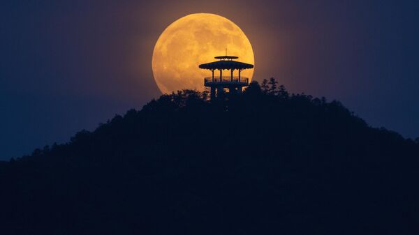 Лунное затмение в Китае  - Sputnik Казахстан