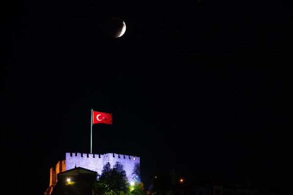 Лунное затмение в Анкаре, Турция. - Sputnik Казахстан