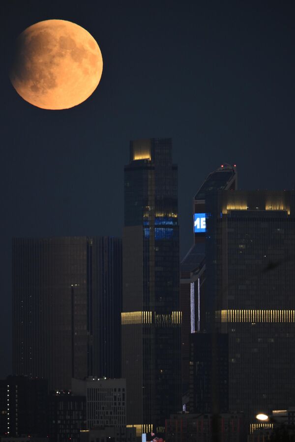 Полное лунное затмение в Москве.  - Sputnik Казахстан