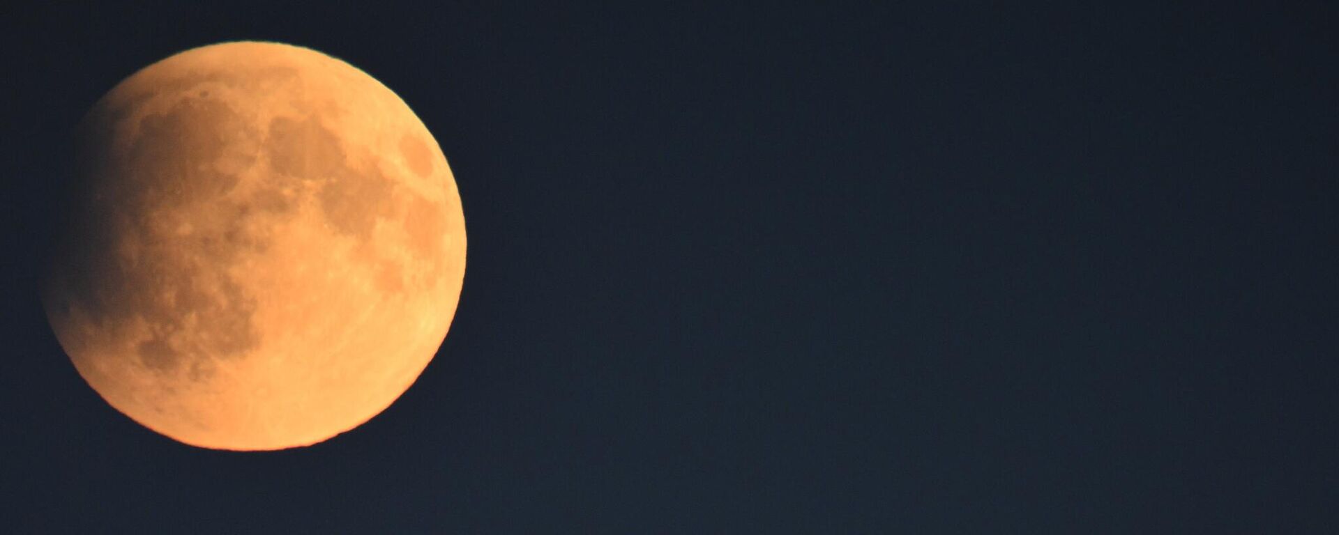 Полное лунное затмение в Москве - Sputnik Казахстан, 1920, 12.04.2026