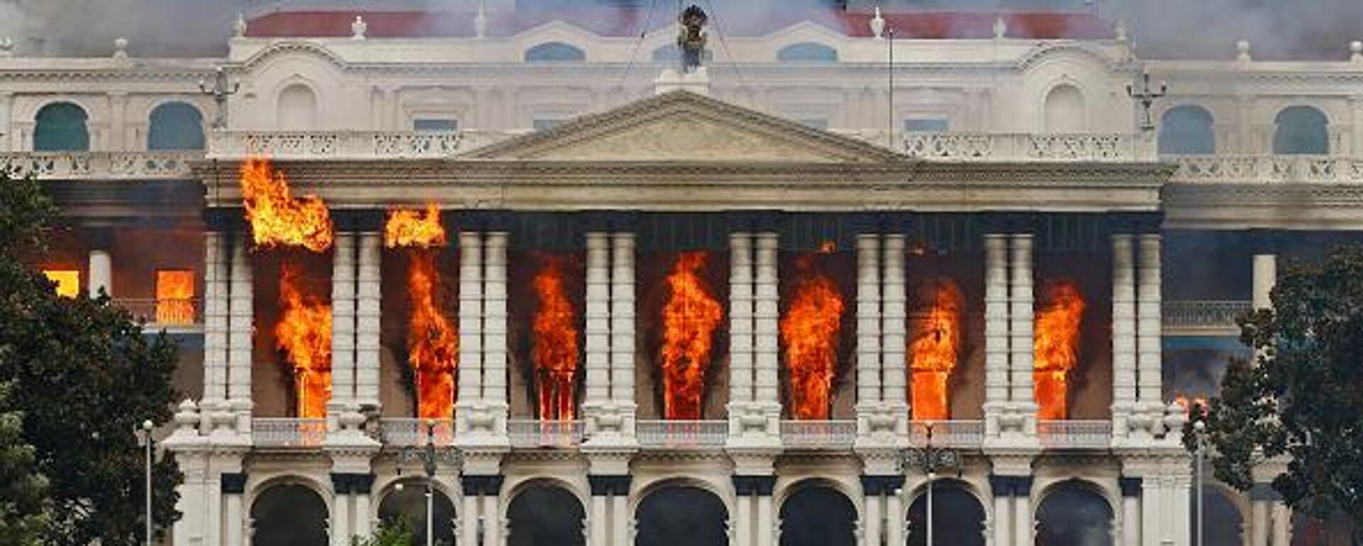 Пожар бушует в здании Сингха Дурбар, главном административном здании правительства Непала, в Катманду 9 сентября 2025 года, на следующий день после разгона полицией демонстраций, протестующих против запретов социальных сетей и коррупции в правительстве. 9 сентября непальская молодёжь подожгла здание парламента, когда премьер-министр-ветеран подчинился разгневанной толпе и потребовал отставки. Это произошло на следующий день после одного из самых кровавых разгонов за многие годы, в результате которого погибло по меньшей мере 19 человек. - Sputnik Казахстан, 1920, 09.09.2025