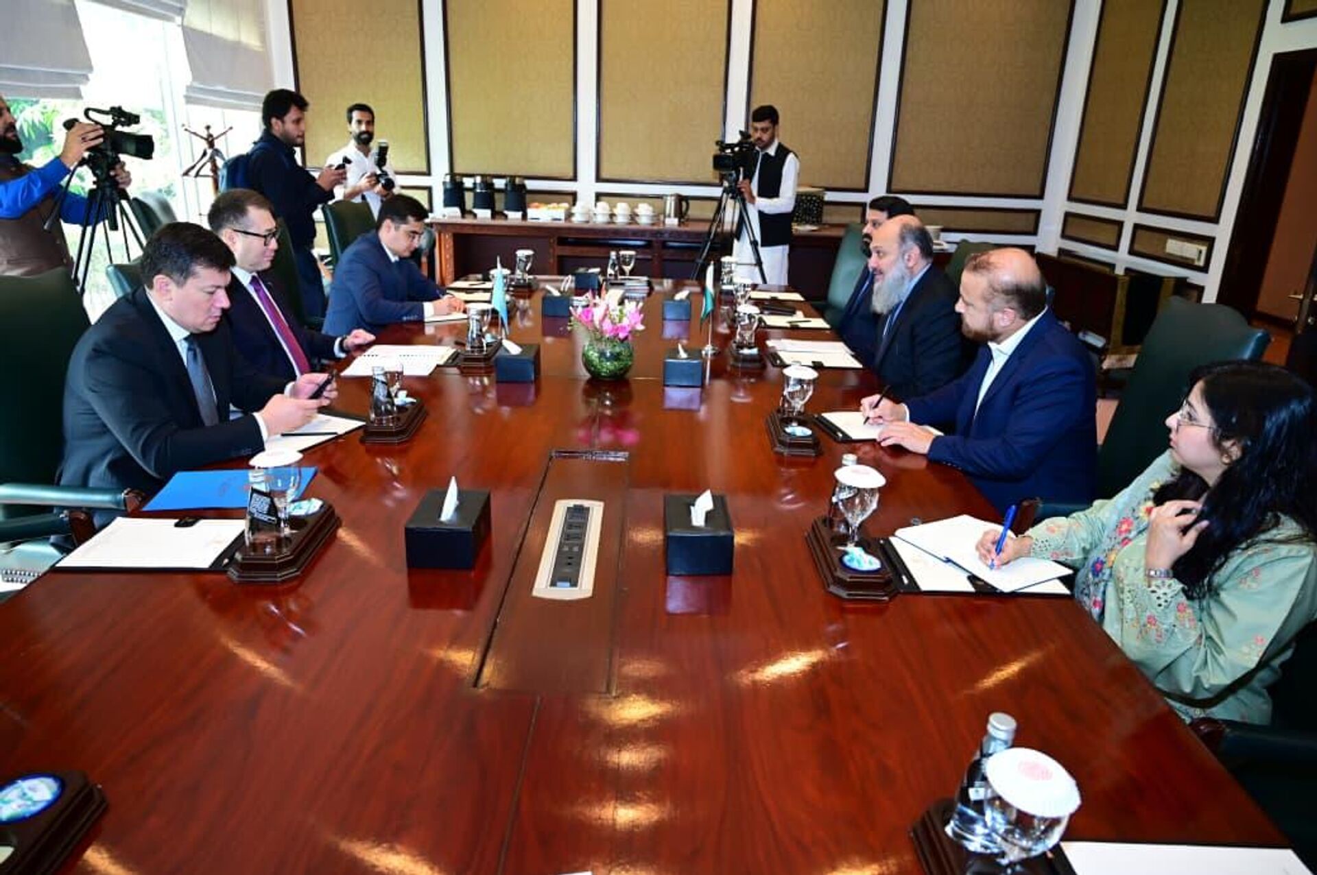 Глава Минторговли и интеграции Казахстана Арман Шаккалиев встретился с федеральным министром торговли Пакистана Джам Камал Ханом в Исламабаде - Sputnik Казахстан, 1920, 10.09.2025