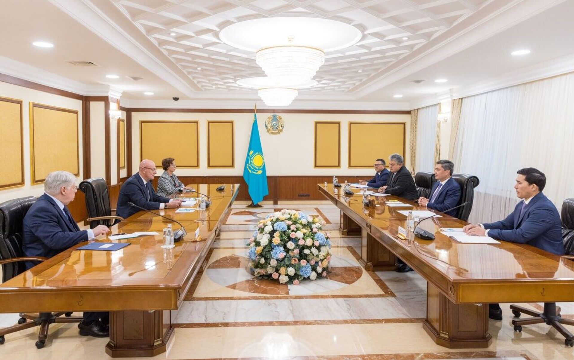 Встреча премьера Казахстана Олжаса Бектенова и заместителя председателя правительства РФ Дмитрия Чернышенко в Астане - Sputnik Казахстан, 1920, 10.09.2025