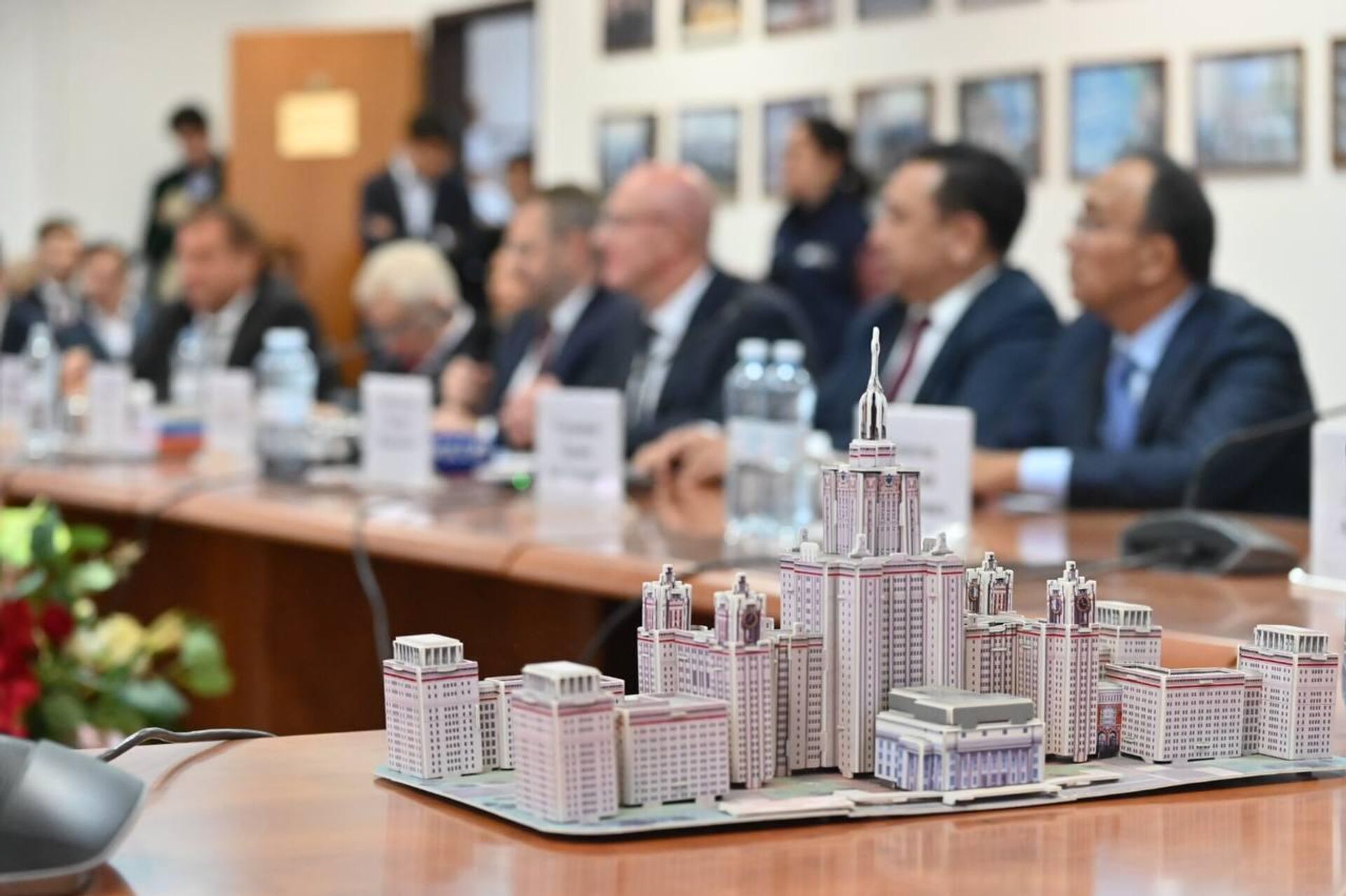 В столицу Казахстана прибыл вице-премьер России Дмитрий Чернышенко В столицу Казахстана прибыл вице-премьер России Дмитрий Чернышенко - Sputnik Казахстан, 1920, 10.09.2025