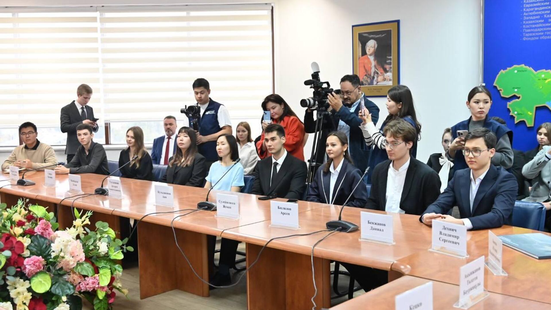 В столицу Казахстана прибыл вице-премьер России Дмитрий Чернышенко В столицу Казахстана прибыл вице-премьер России Дмитрий Чернышенко - Sputnik Казахстан, 1920, 10.09.2025