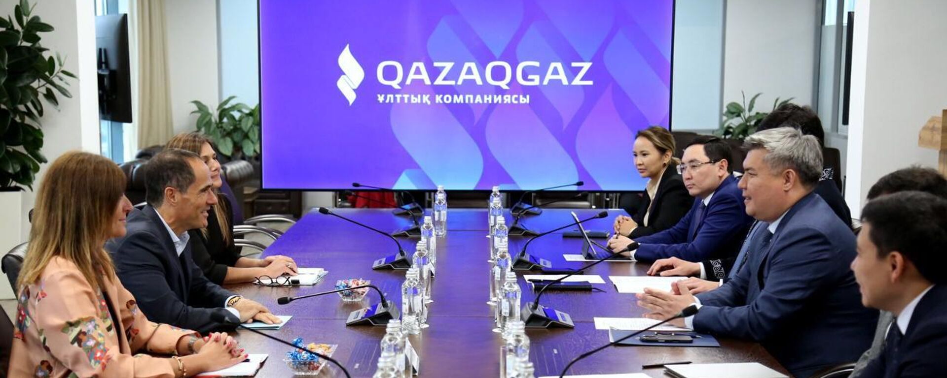 Глава QazaqGaz провёл встречу с руководством NCOC - Sputnik Казахстан, 1920, 10.09.2025
