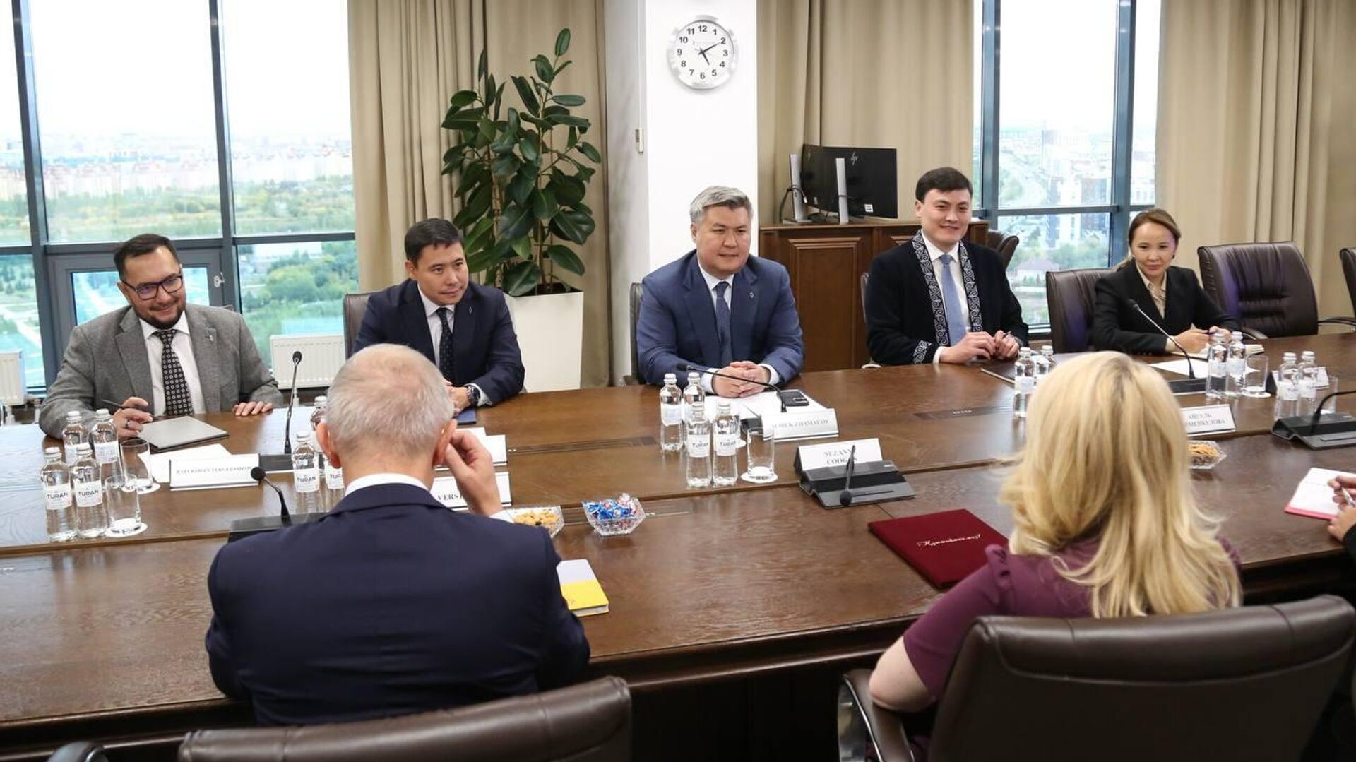 Председатель QazaqGaz обсудил с руководством Shell перспективы сотрудничества  - Sputnik Казахстан, 1920, 11.09.2025
