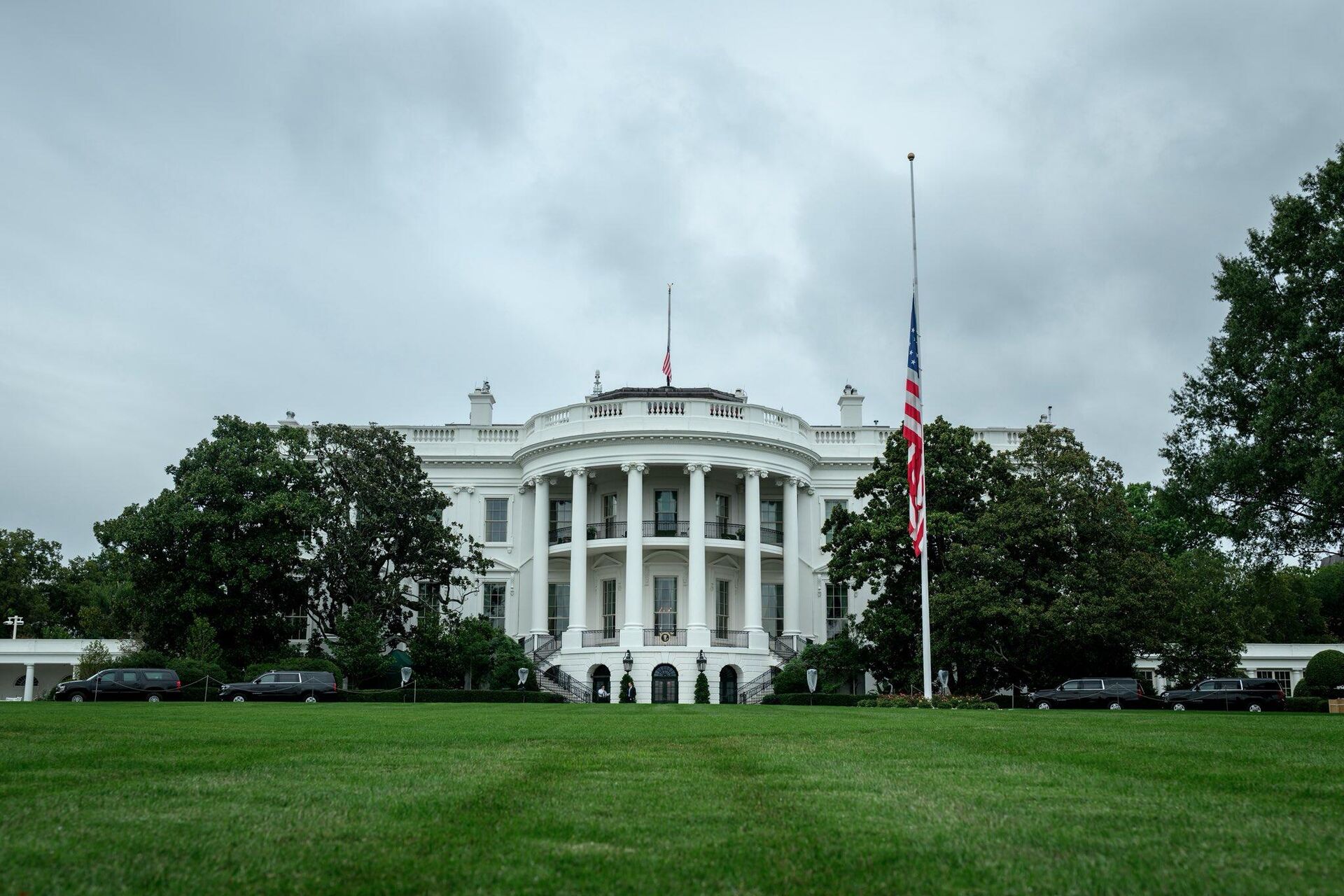Флаг припустили у Белого дома из-за убийства активиста Чарли Кирка Флаг припустили у Белого дома из-за убийства активиста Чарли Кирка - Sputnik Казахстан, 1920, 11.09.2025