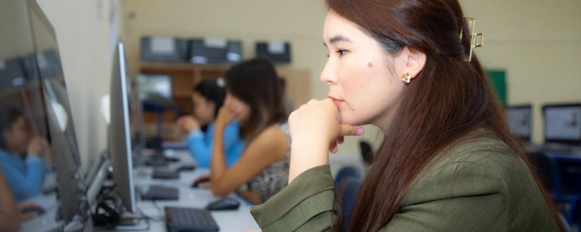 Жаңа оқу жылында 200 мың педагог жасанды интеллект тілін меңгерді - Sputnik Қазақстан, 1920, 11.09.2025