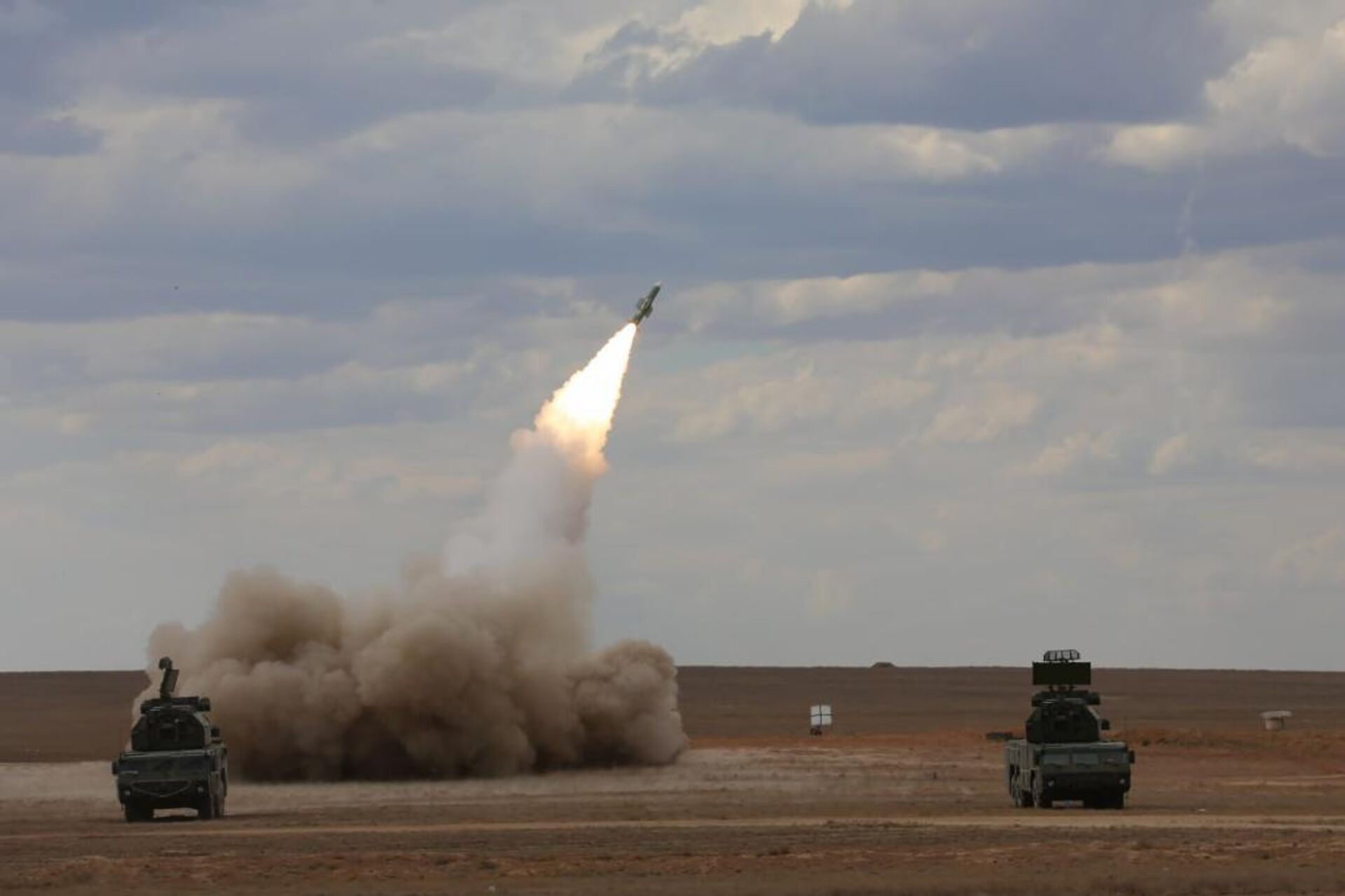 Более 1 500 военнослужащих, 200 единиц боевой и специальной техники и 30 летательных аппаратов было задействовано на завершающем этапе учения “Боевое содружество-2025” - Sputnik Казахстан, 1920, 11.09.2025