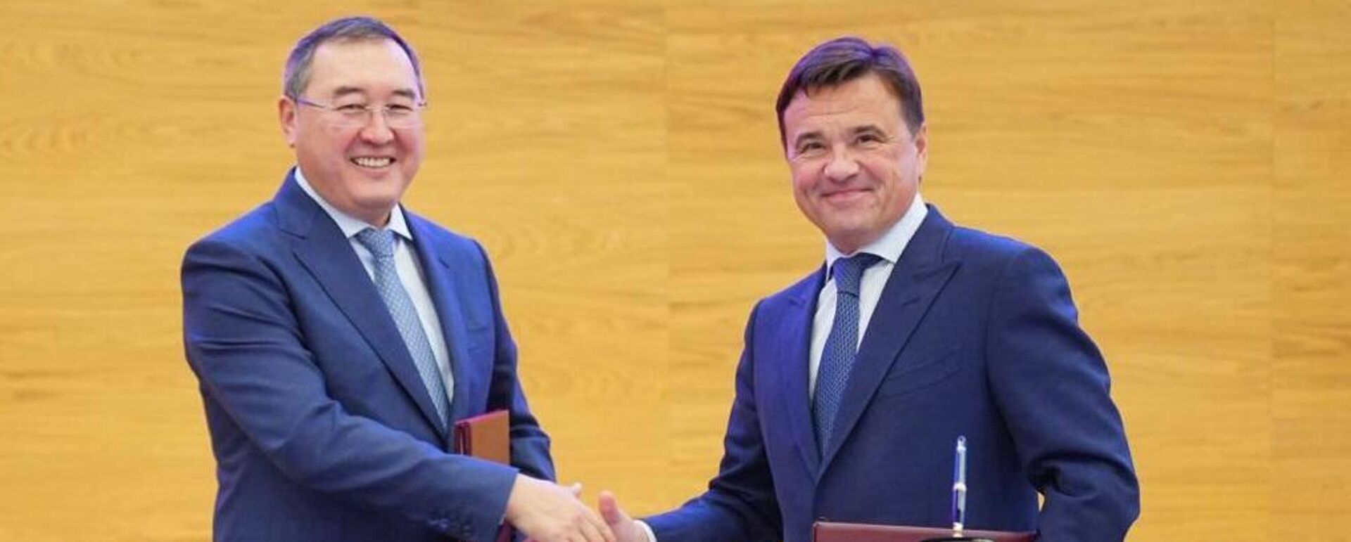 Аким Алматинской области Марат Султангазиев и губернатор Московской области Андрей Воробьев - Sputnik Казахстан, 1920, 12.09.2025