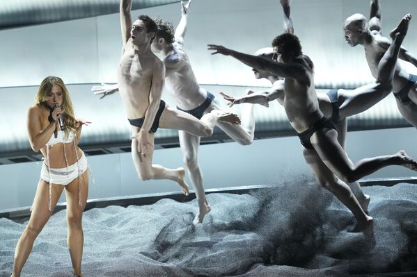 Канадская певица Тейт Макрей во время выступления на церемонии вручения премии MTV Video Music Awards. - Sputnik Казахстан