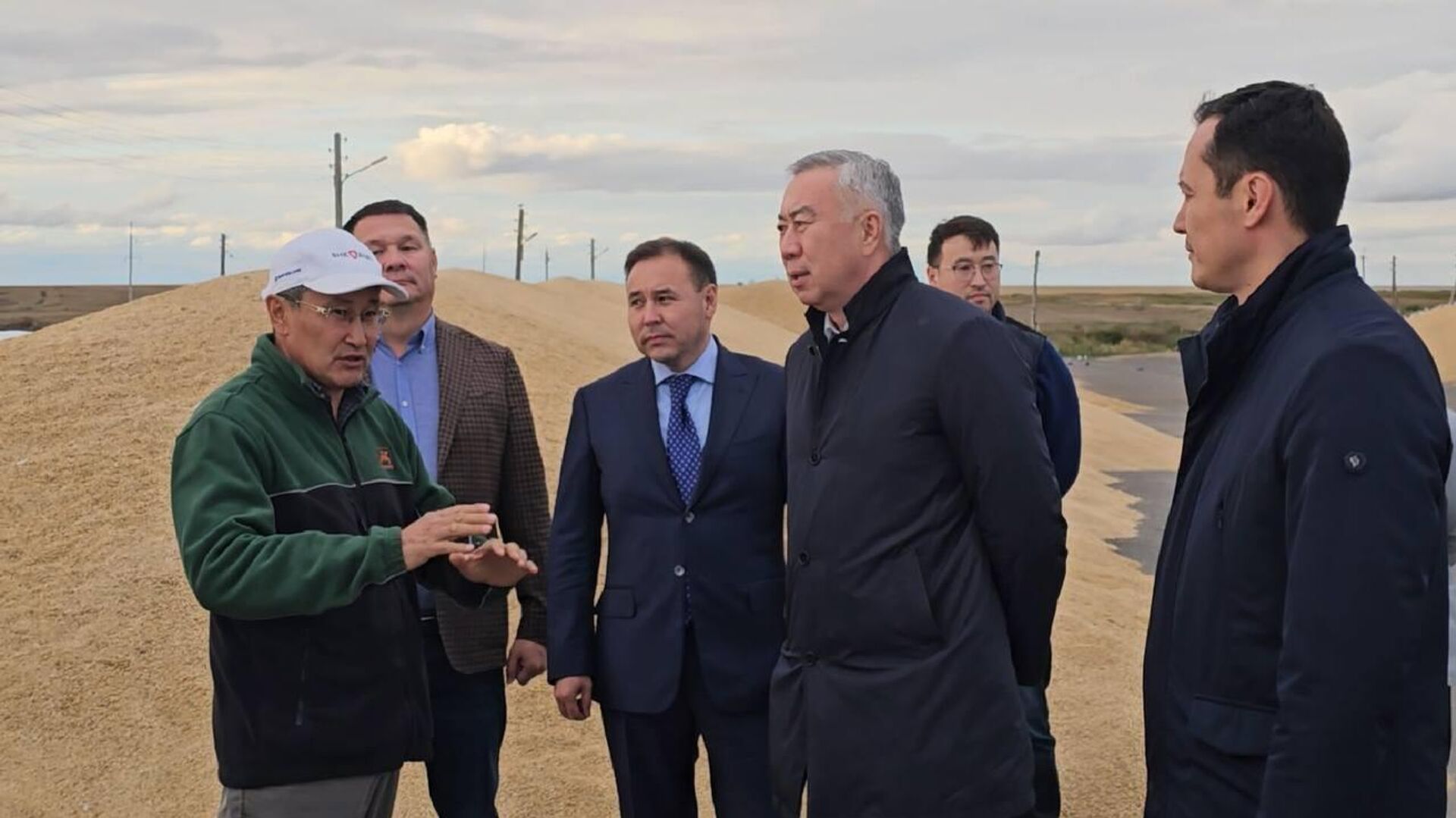 Глава Миннцэкономики Серик Жумангарин посетил сельхозпредприятия и фермы Акмолинской области Глава Миннцэкономики Серик Жумангарин посетил сельхозпредприятия и фермы Акмолинской области - Sputnik Казахстан, 1920, 13.09.2025