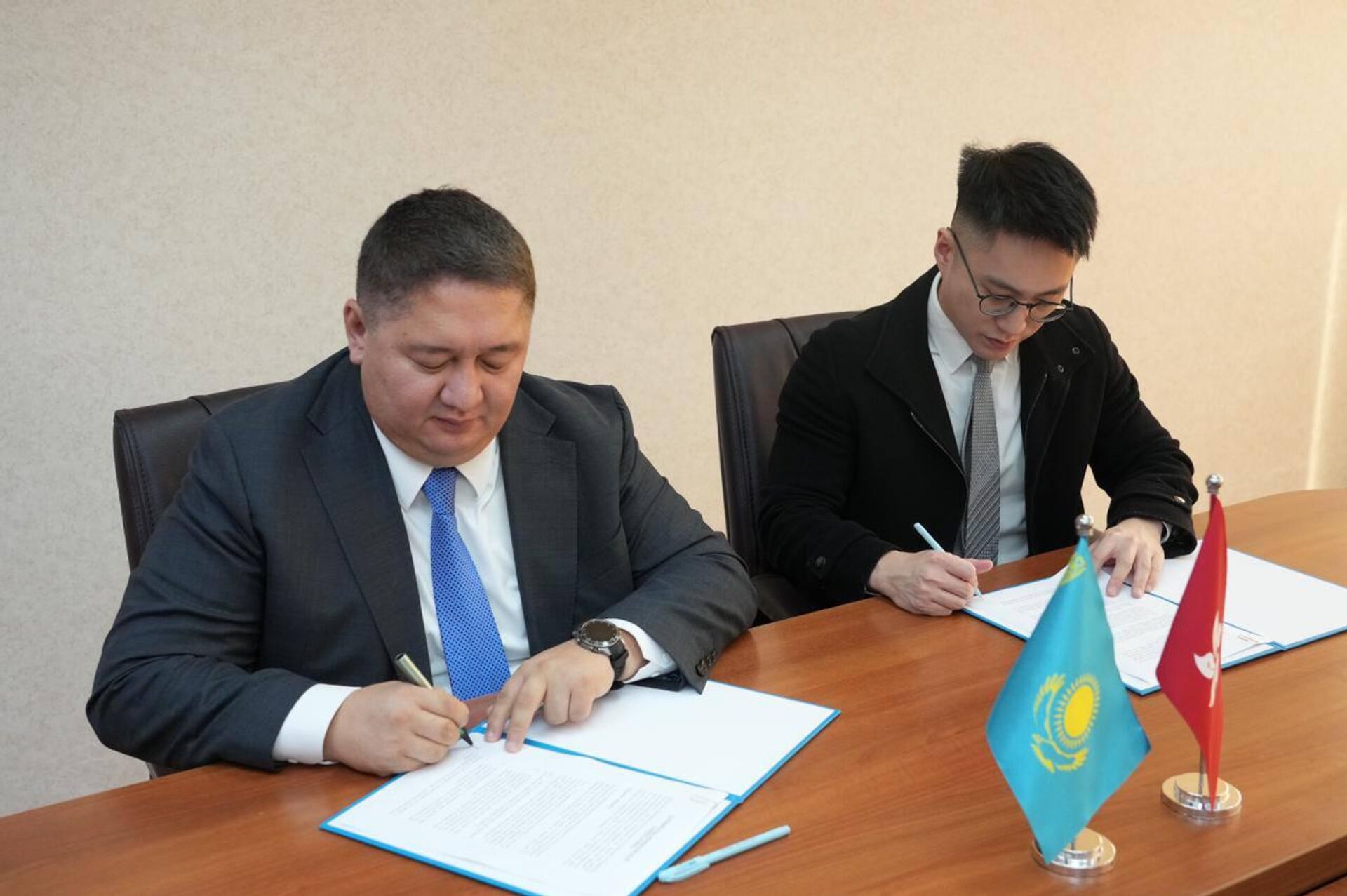 Вице-министр транспорта Казахстана Талгат Ластаев и помощник главного секретаря Бюро транспорта и логистики Гонконга Келвин Ма провели переговоры Вице-министр транспорта Казахстана Талгат Ластаев и помощник главного секретаря Бюро транспорта и логистики Гонконга Келвин Ма провели переговоры - Sputnik Казахстан, 1920, 13.09.2025