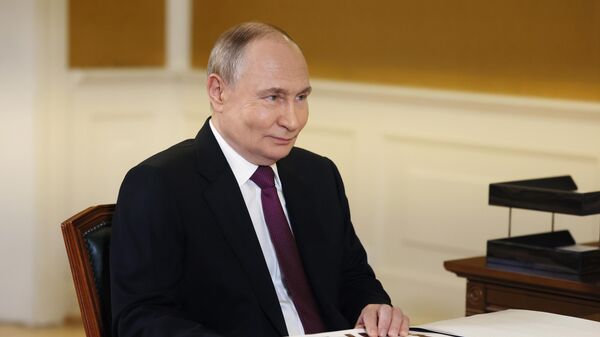 Президент РФ Владимир Путин во время встречи с министром культуры РФ Ольгой Любимовой в музее-заповеднике Царское Село - Sputnik Казахстан