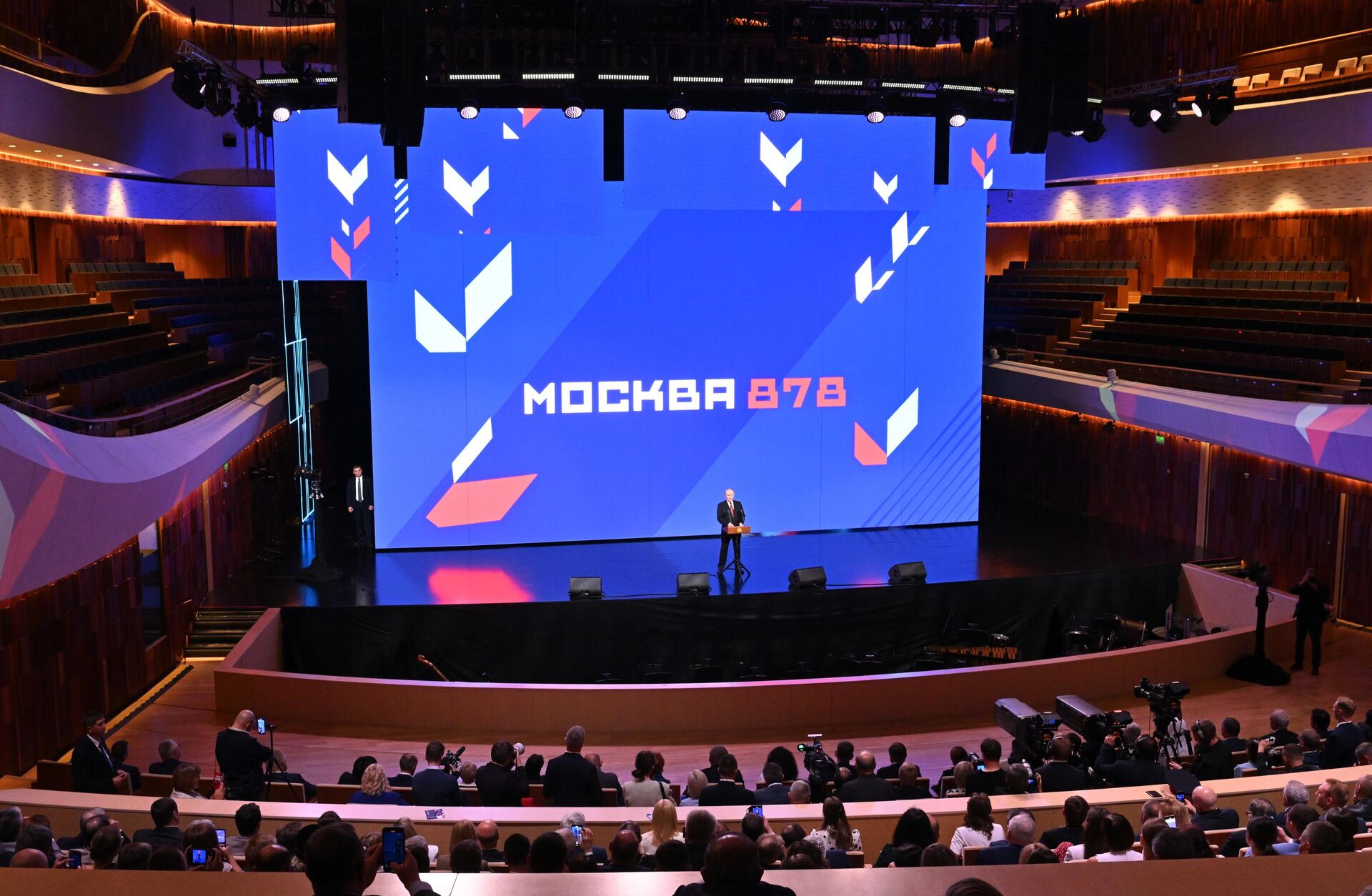 Президент Владимир Путин поздравил москвичей с Днем города - Sputnik Казахстан, 1920, 13.09.2025