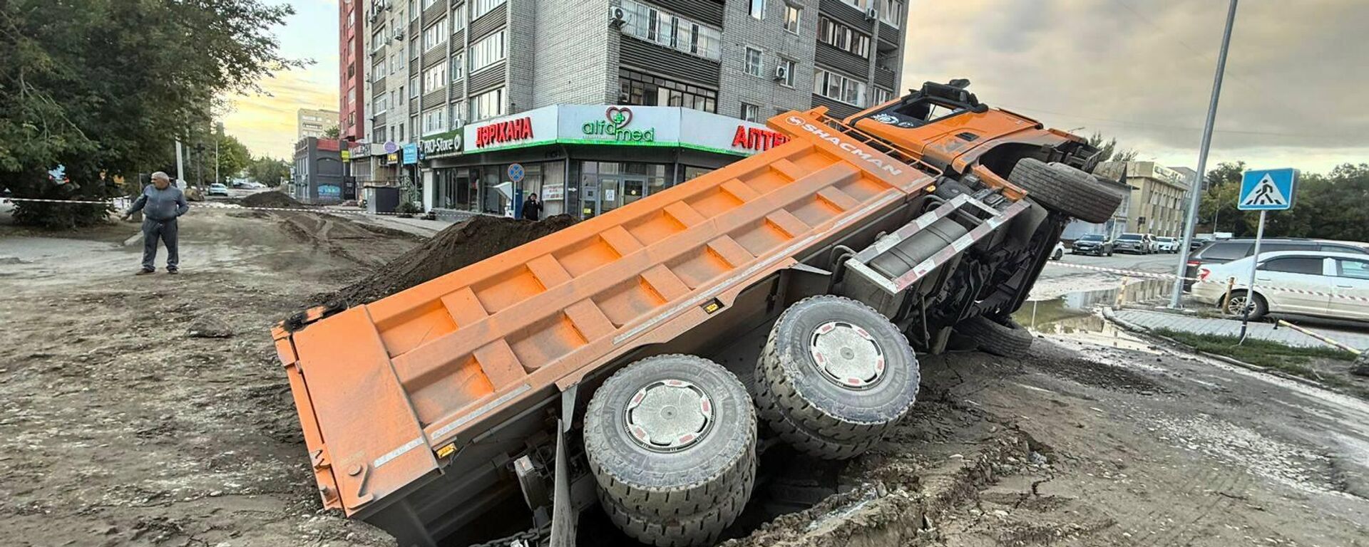 Семейде жүк көлігі жартылай жердің астына түсіп кетті - Sputnik Қазақстан, 1920, 15.09.2025