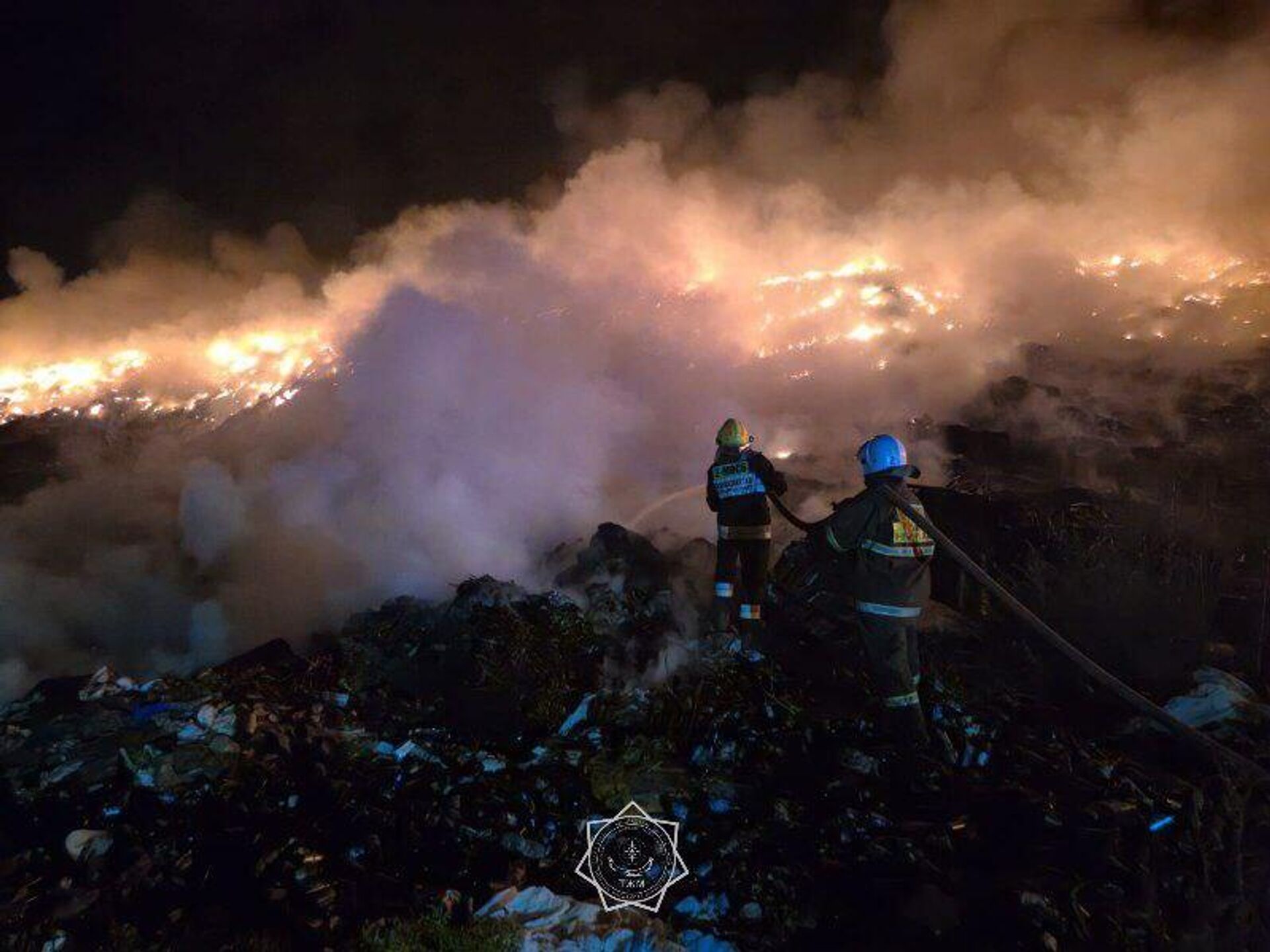 Сотрудники МЧС тушат пожар на полигоне в Алматы - Sputnik Казахстан, 1920, 16.09.2025