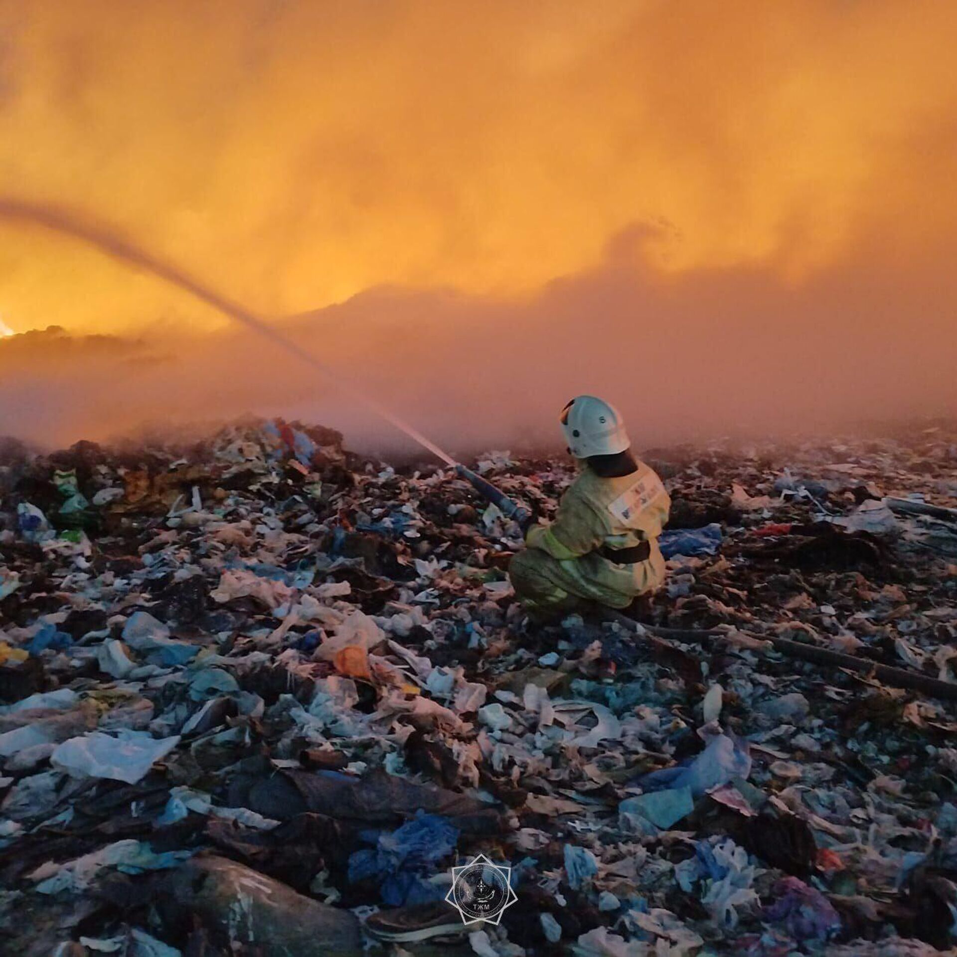 Сотрудники МЧС тушат пожар на полигоне в Алматы - Sputnik Казахстан, 1920, 16.09.2025