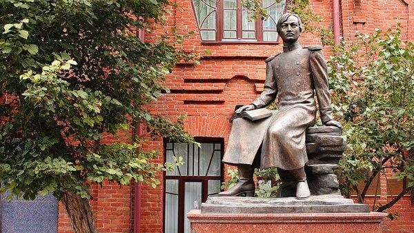 Памятник Шокану Валиханову в Омске - Sputnik Казахстан