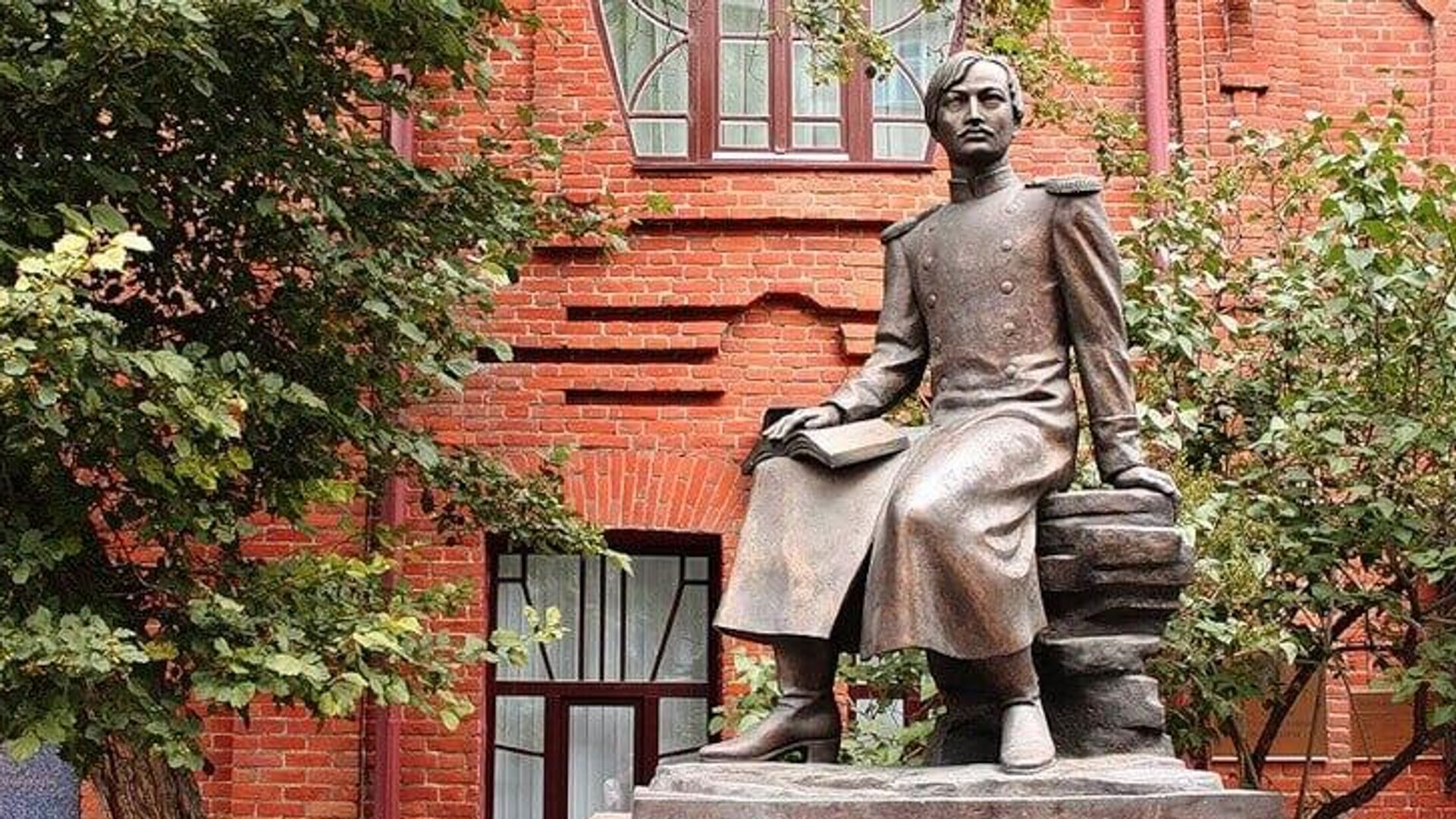Памятник Шокану Валиханову в Омске Памятник Шокану Валиханову в Омске - Sputnik Казахстан, 1920, 24.07.2026
