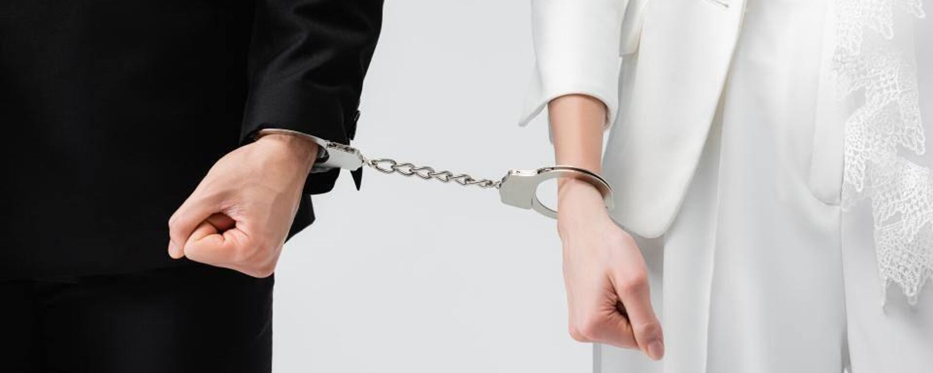 Жених и невеста в наручниках, иллюстративное фото - Sputnik Казахстан, 1920, 16.09.2025