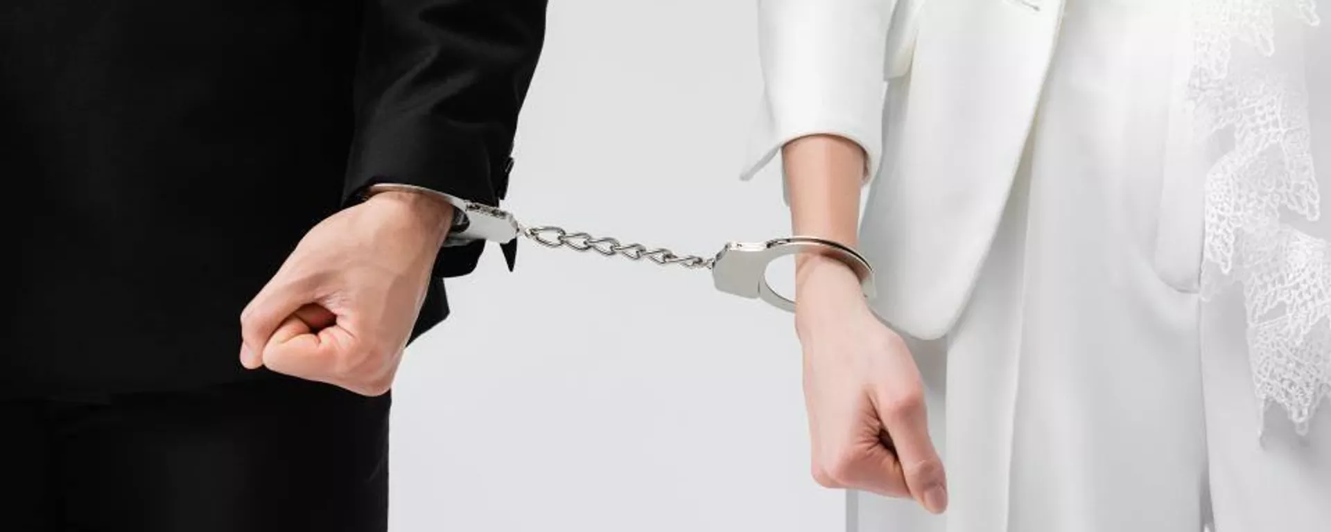 Жених и невеста в наручниках, иллюстративное фото - Sputnik Казахстан, 1920, 16.09.2025