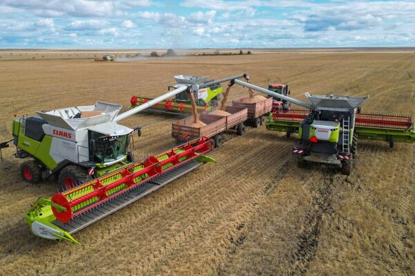 Токаев ознакомился с ходом уборочной кампании в Акмолинской области - Sputnik Казахстан