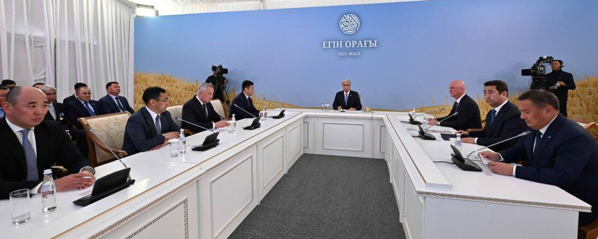 Мемлекет басшысы Ақмола облысының Зеренді ауданында аймақ шаруаларымен егін жинау науқанына арналған кеңес өткізді - Sputnik Қазақстан, 1920, 16.09.2025