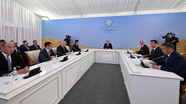 Мемлекет басшысы Ақмола облысының Зеренді ауданында аймақ шаруаларымен егін жинау науқанына арналған кеңес өткізді - Sputnik Қазақстан