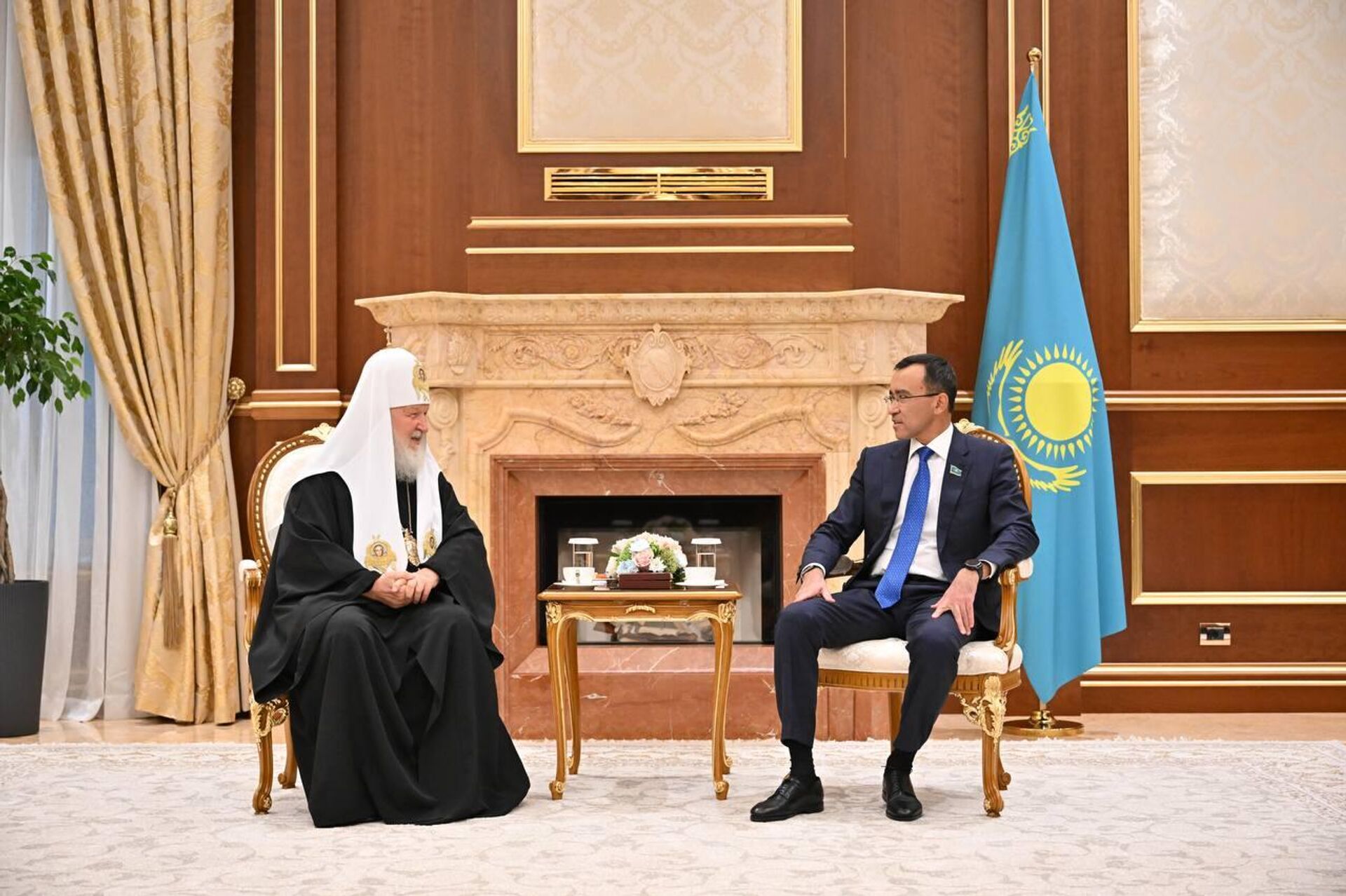 Спикер сената Маулен Ашимбаев встретил Патриарха Московского и всея Руси Кирилла Спикер сената Маулен Ашимбаев встретил Патриарха Московского и всея Руси Кирилла - Sputnik Казахстан, 1920, 17.09.2025