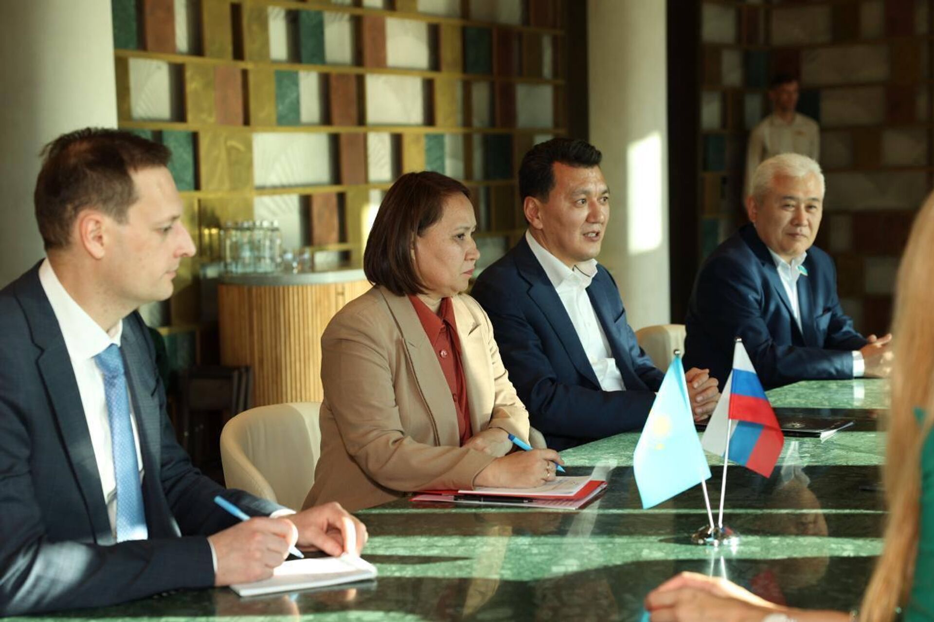 Владимир Мединский и Ерлан Карин обсудили сотрудничество России и Казахстана по историческому просвещению  - Sputnik Казахстан, 1920, 17.09.2025