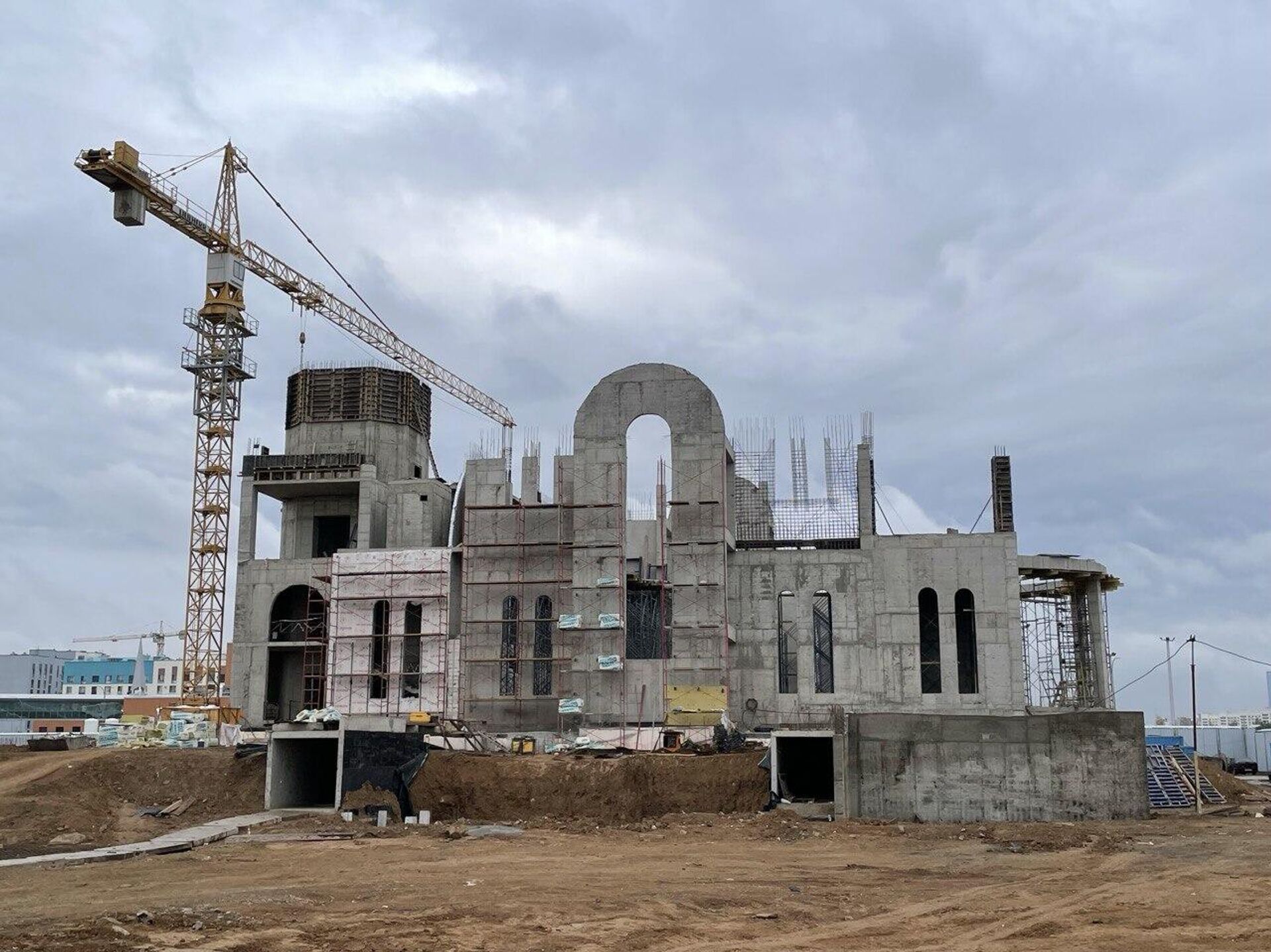 Церковный комплекс в Астане: в его состав входят храм преподобного Сергия Радонежского, собор во имя Всех святых, в земле Казахстанской просиявших, духовно-культурный и просветительский центр Казахстанского Митрополичьего округа. Строят его на средства благотворителей - Sputnik Казахстан, 1920, 18.09.2025