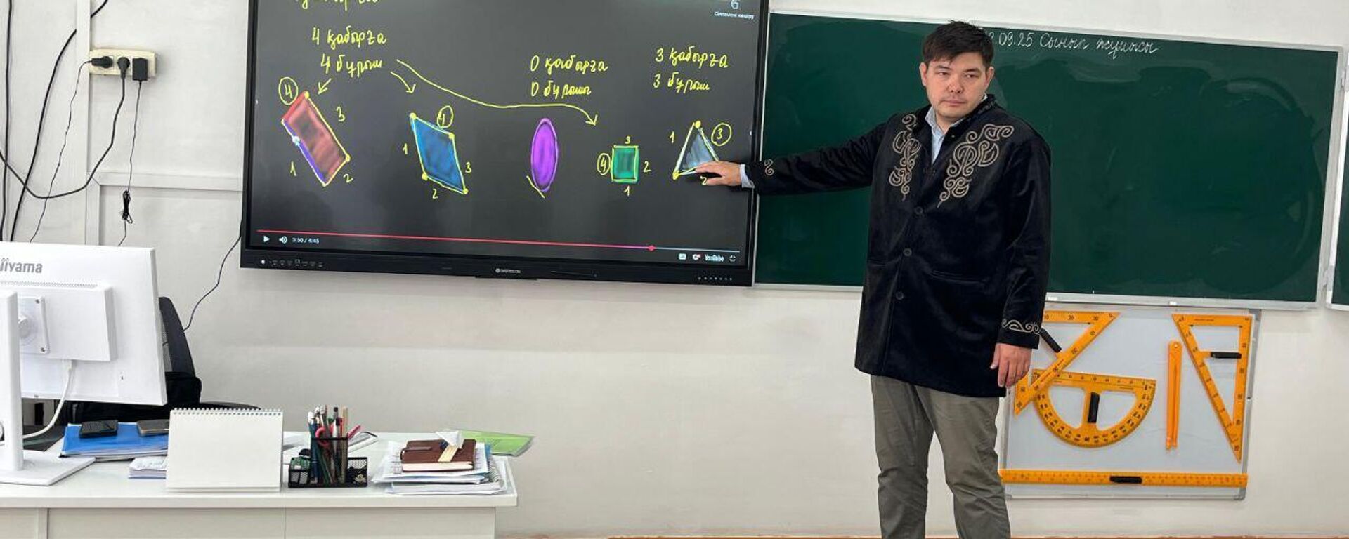 Нұрлан Құмаров балаларға халықаралық тәжірибе негізінде білім беріп жүр - Sputnik Қазақстан, 1920, 18.09.2025