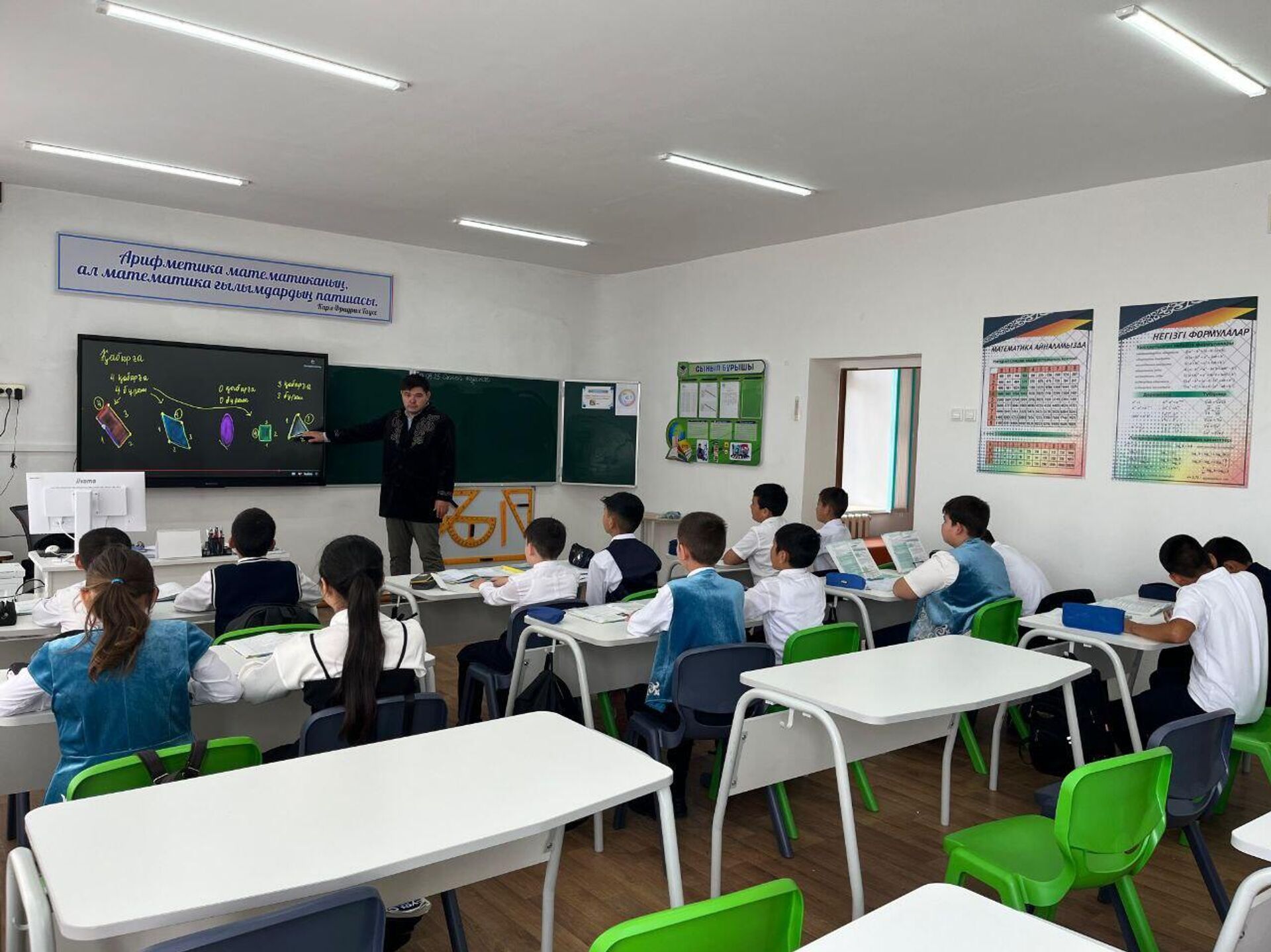 Нұрлан Құмаров балаларға халықаралық тәжірибе негізінде білім беріп жүр - Sputnik Қазақстан, 1920, 18.09.2025