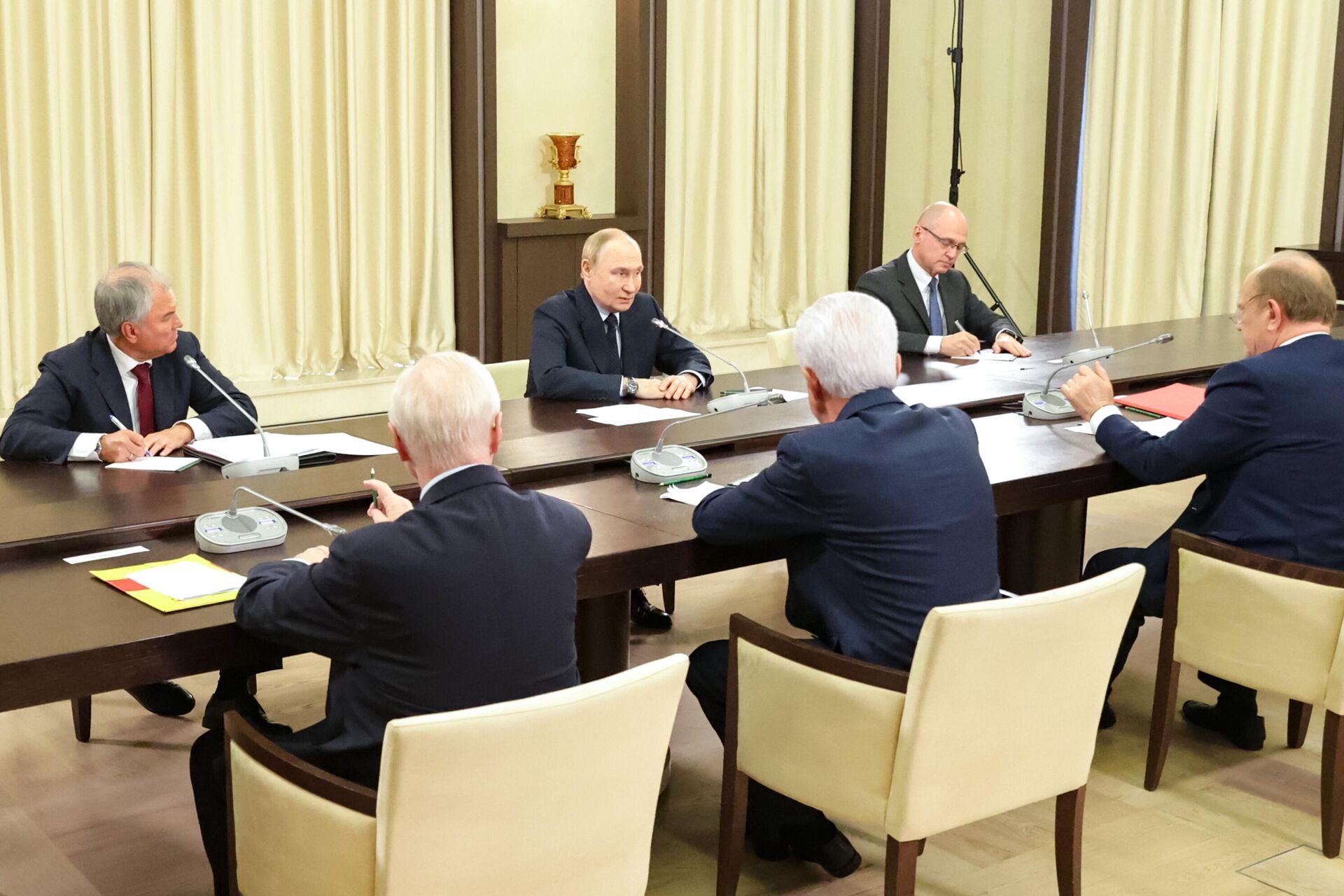 Президент Владимир Путин провел встречу с руководителями фракций политических партий в Госдуме РФ - Sputnik Казахстан, 1920, 19.09.2025