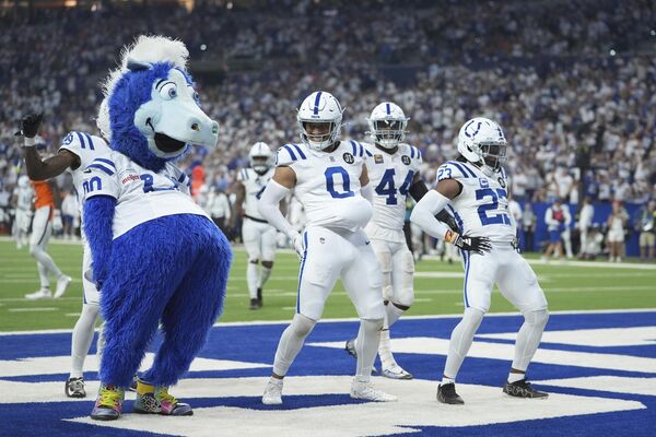 Защитник "Индианаполис Колтс" Кэм Байнум празднует перехват с талисманом "Индианаполис Колтс" Блю и корнербеком Кенни Муром II (23), США. - Sputnik Казахстан