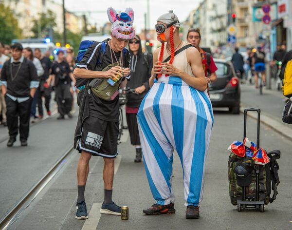 Участники танцевального марша в поддержку акции "Кто владеет городом?" протестуют против упадка культуры в Берлине, Германия. - Sputnik Казахстан