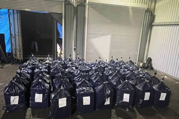 Сотрудники ФТС России и ФСБ России задержали 1,5 тонны кокаина, ввезенного из Эквадора - Sputnik Казахстан