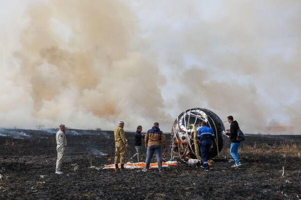 Снимки с места посадки спускаемого аппарата биологического спутника Бион-М №2 Снимки с места посадки спускаемого аппарата биологического спутника Бион-М №2 - Sputnik Казахстан