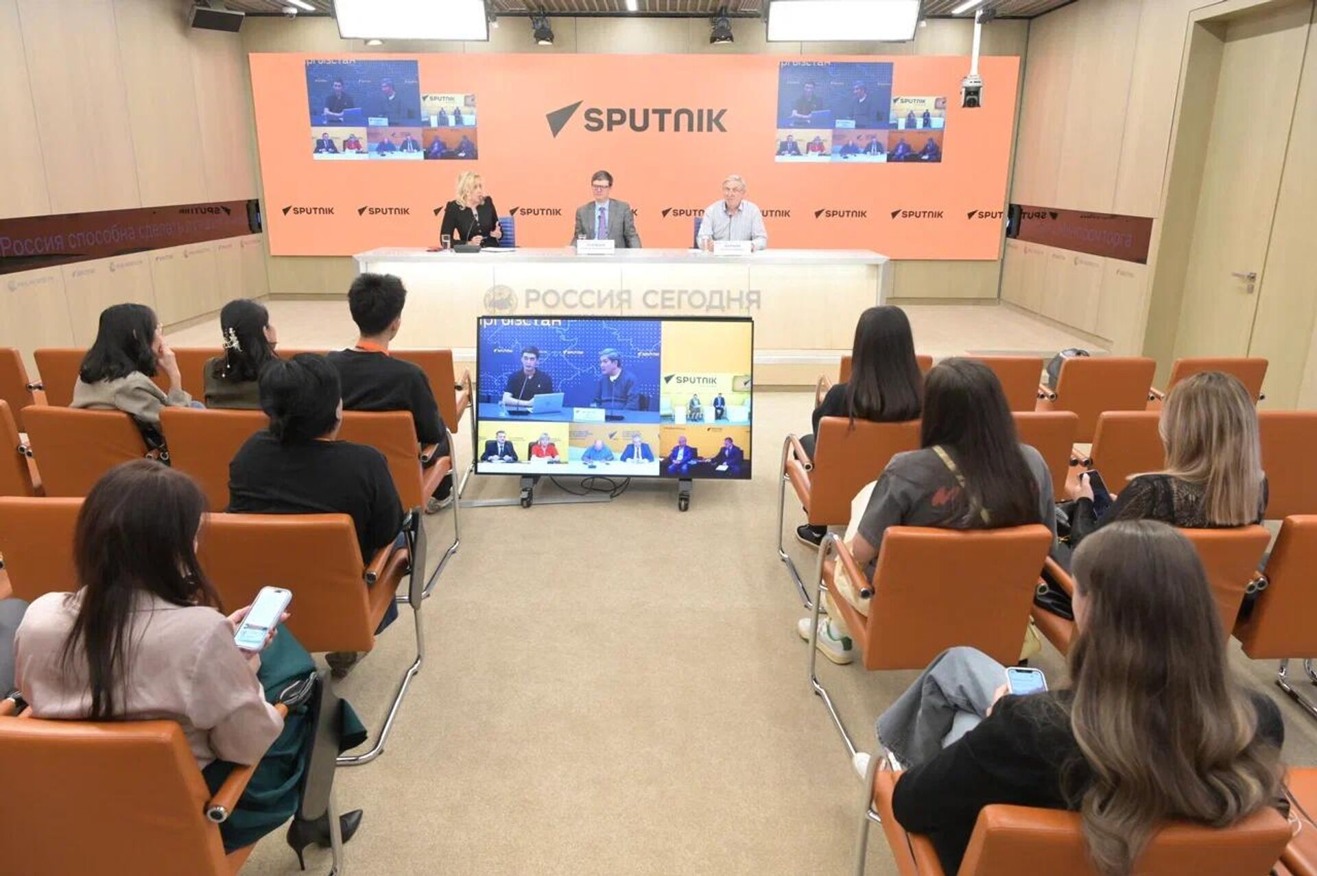 Участники прослушали 13 мастер-классов и лекций от ведущих сотрудников агентства по основным направлениям работы современных медиа - Sputnik Казахстан, 1920, 19.09.2025