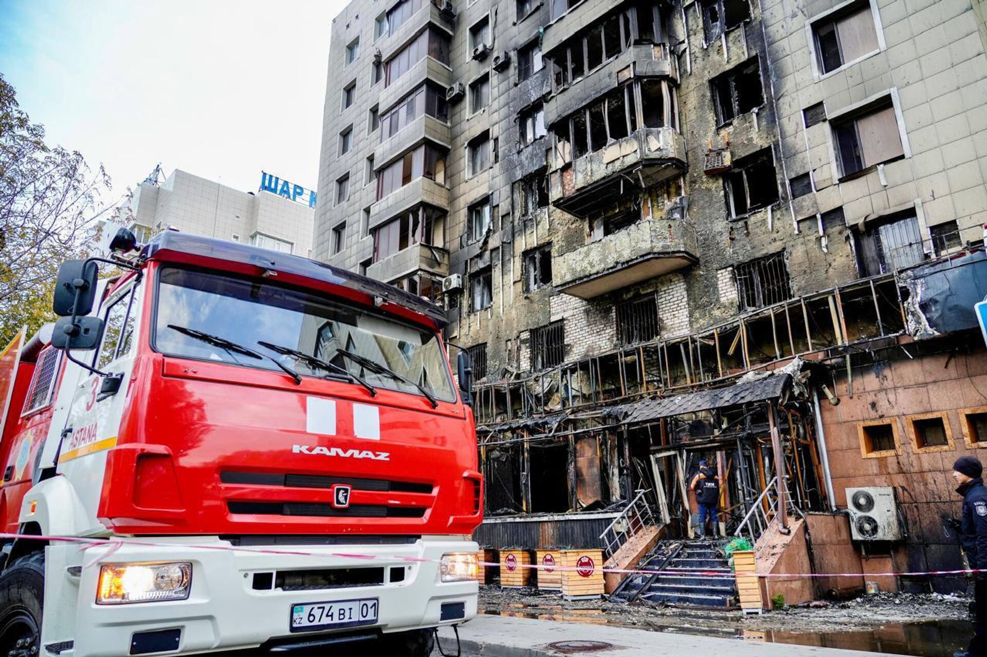 Последствия пожара в ресторане, расположенном в многоэтажном доме в Астане - Sputnik Қазақстан, 1920, 20.09.2025