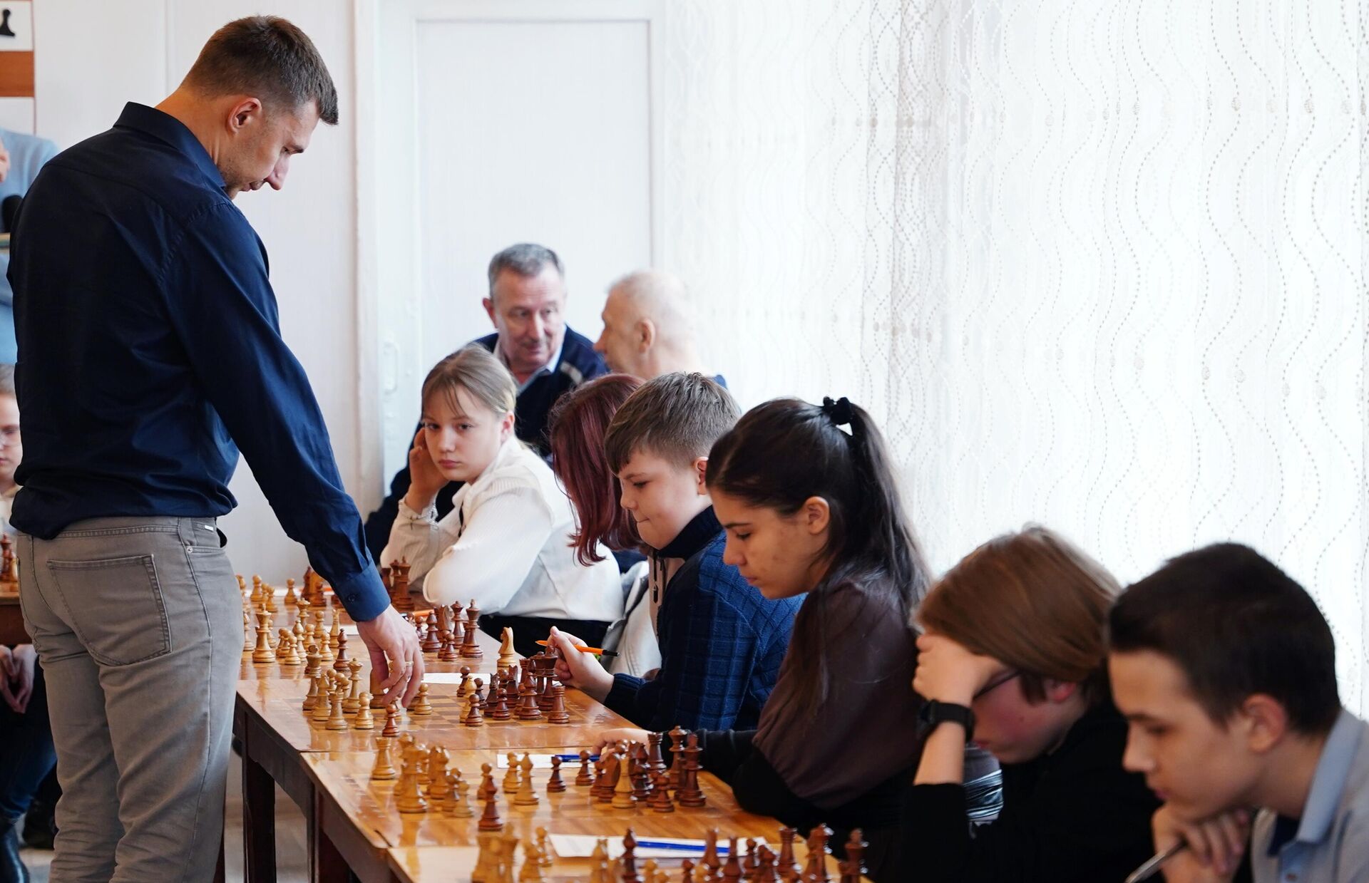 Гроссмейстер Сергей Карякин провел игру в шахматы с воспитанниками ДЮСШ №4 в Луганске - Sputnik Казахстан, 1920, 20.09.2025