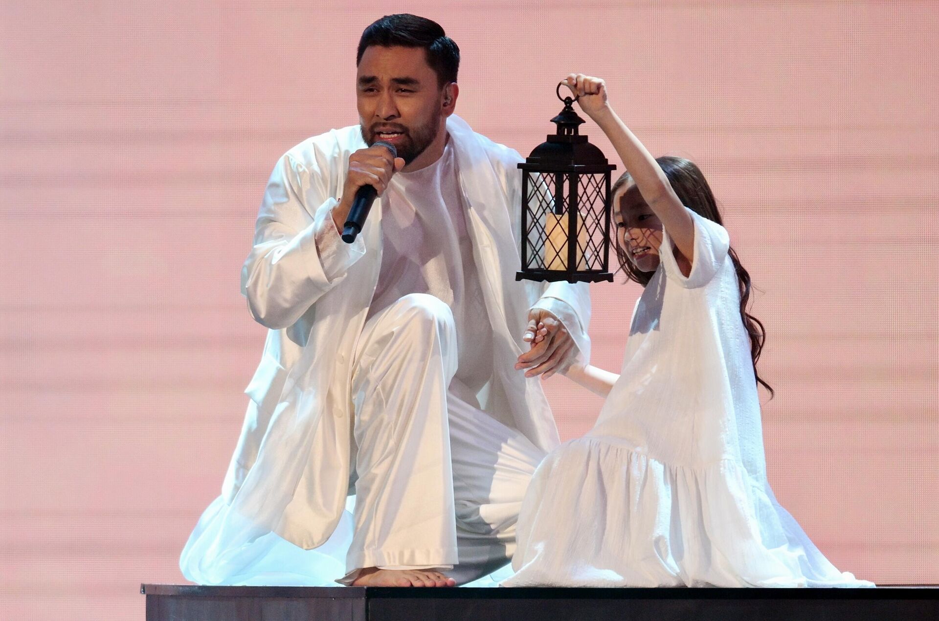 Певец Amre (Ернар Садирбаев) из Казахстана выступает на международном музыкальном конкурсе Интервидение в Москве - Sputnik Қазақстан, 1920, 21.09.2025