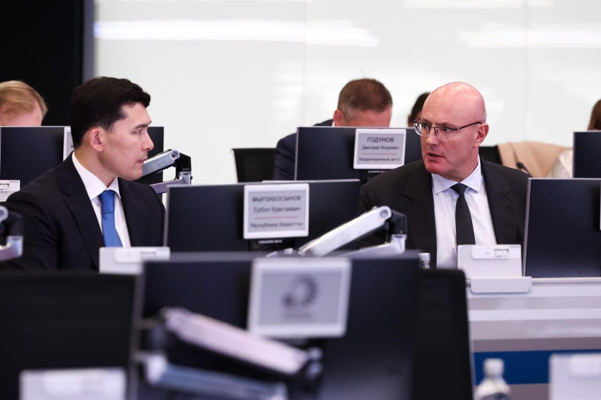 Министр туризма и спорта Казахстана Ербол Мырзабосынов и вице-премьер РФ Дмитрий Чернышенко Министр туризма и спорта Казахстана Ербол Мырзабосынов и вице-премьер РФ Дмитрий Чернышенко - Sputnik Казахстан, 1920, 23.09.2025