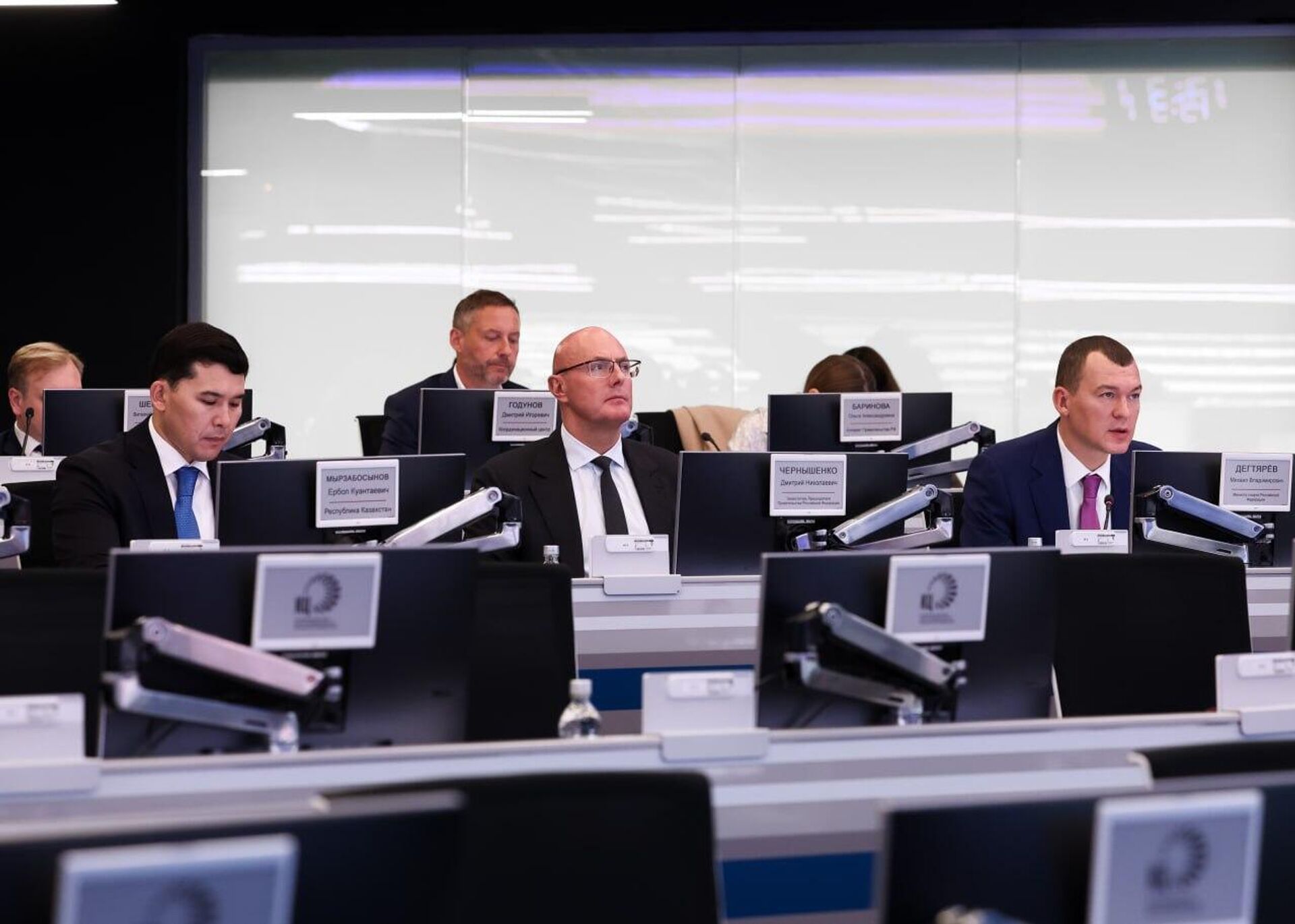 Министр туризма и спорта Казахстана Ербол Мырзабосынов и вице-премьер РФ Дмитрий Чернышенко Министр туризма и спорта Казахстана Ербол Мырзабосынов и вице-премьер РФ Дмитрий Чернышенко - Sputnik Казахстан, 1920, 23.09.2025