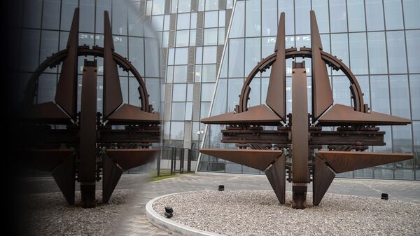 Логотип НАТО перед штаб-квартирой в Брюсселе - Sputnik Казахстан