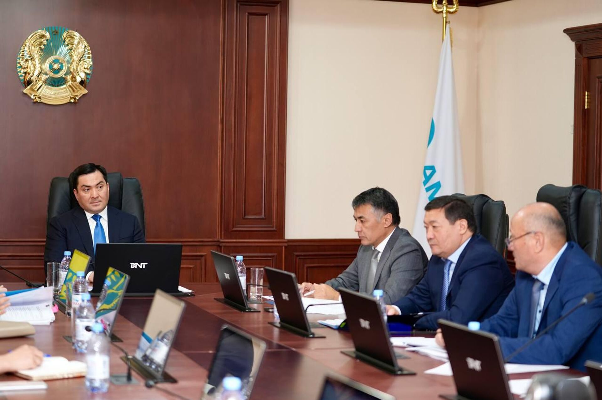 Министр энергетики РК Ерлан Аккенженов провел рабочее совещание с руководством АО НК КазМунайГаз и гендиректорами трех НПЗ - Sputnik Казахстан, 1920, 24.09.2025