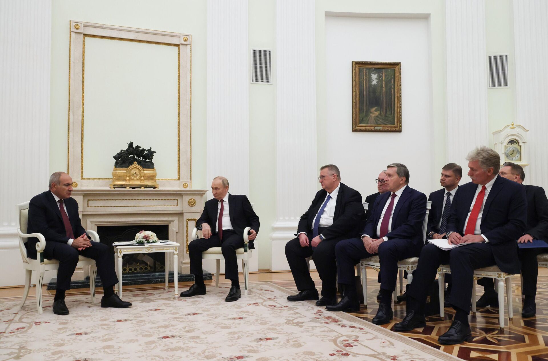 Президент РФ Владимир Путин и премьер-министр Армении Никол Пашинян встретились в Москве - Sputnik Казахстан, 1920, 26.09.2025